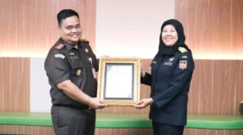 Keterangan foto : Kepala Kejaksaan Negeri (Kajari) Jakarta Barat, Dr Iwan Ginting menerima penghargaan dari Kementerian Keuangan (Kemenkeu) Republik Indonesia, Kamis (19/10/2023)