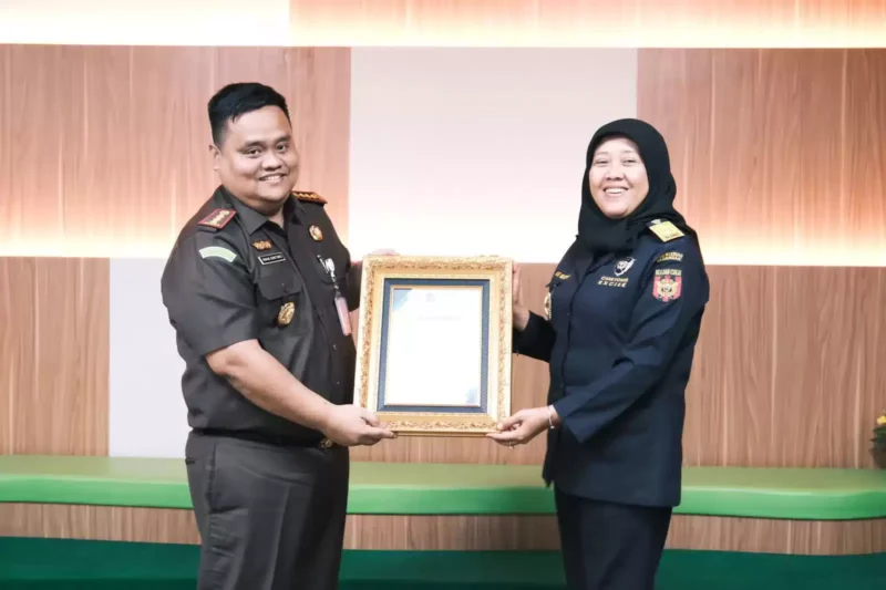 Keterangan foto : Kepala Kejaksaan Negeri (Kajari) Jakarta Barat, Dr Iwan Ginting menerima penghargaan dari Kementerian Keuangan (Kemenkeu) Republik Indonesia, Kamis (19/10/2023)