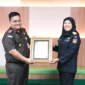 Keterangan foto : Kepala Kejaksaan Negeri (Kajari) Jakarta Barat, Dr Iwan Ginting menerima penghargaan dari Kementerian Keuangan (Kemenkeu) Republik Indonesia, Kamis (19/10/2023)