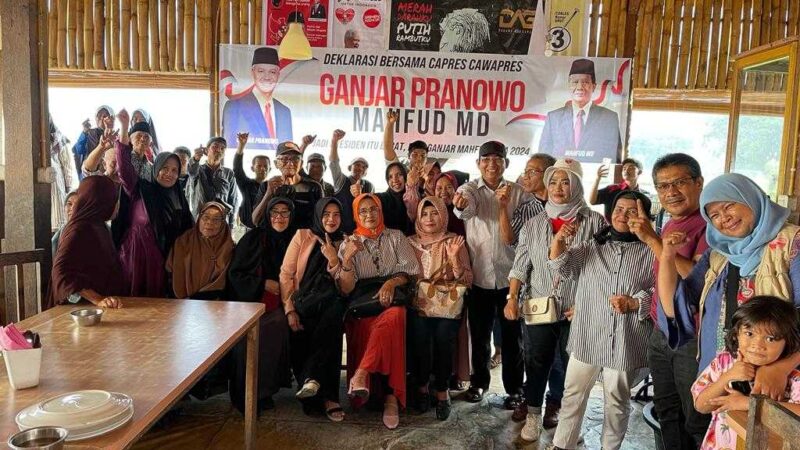 Keterangan foto : Gegap gempita menyambut pendaftaran pasangan Capres Cawapres Ganjar Mahfud MD yang mendaftar ke KPU, Jumat (19/10/2023)