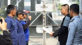 Keterangan foto : Petugas Lapas Cirebon Bersiap Cegah Gangguan Keamanan dengan Membersihkan Area Belakang tembok, (Senin, 23/10/2023) 