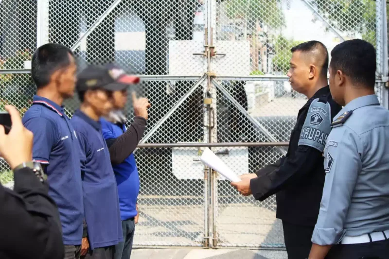 Keterangan foto : Petugas Lapas Cirebon Bersiap Cegah Gangguan Keamanan dengan Membersihkan Area Belakang tembok, (Senin, 23/10/2023) 