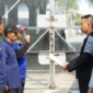 Keterangan foto : Petugas Lapas Cirebon Bersiap Cegah Gangguan Keamanan dengan Membersihkan Area Belakang tembok, (Senin, 23/10/2023) 