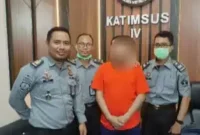 Keterangan foto : Petugas Lapas Kelas I Cipinang dan Pelaku penyelundupan Narkotika di dalam lapas, (TerasMedia/Foto)