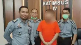 Keterangan foto : Petugas Lapas Kelas I Cipinang dan Pelaku penyelundupan Narkotika di dalam lapas, (TerasMedia/Foto) 