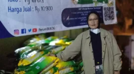Keterangan foto : DPRD Kabupaten Pandeglang mendukung program Stabilitasi Pasokan dan Harga Pangan (SPHP) yang dilakukan oleh Bulog Lebak – Pandeglang terutama langsung menyasar ke konsumen masyarakat, Selasa (31/10/2023)