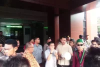 Keterangan foto : Kepala Kejaksaaan Negeri (Kajari) Kabupaten Tangerang, Ferry Herlius menanggapi positif puluhan massa dari Himpunan Mahasiswa Islam (HMI) Kabupaten Tangerang yang melakukan aksi di Kantornya, Jumat (13/10/2023)
