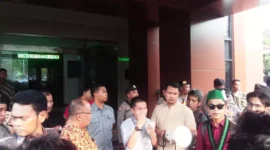 Keterangan foto : Kepala Kejaksaaan Negeri (Kajari) Kabupaten Tangerang, Ferry Herlius menanggapi positif puluhan massa dari Himpunan Mahasiswa Islam (HMI) Kabupaten Tangerang yang melakukan aksi di Kantornya, Jumat (13/10/2023)