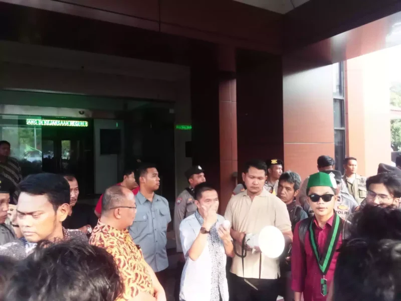 Keterangan foto : Kepala Kejaksaaan Negeri (Kajari) Kabupaten Tangerang, Ferry Herlius menanggapi positif puluhan massa dari Himpunan Mahasiswa Islam (HMI) Kabupaten Tangerang yang melakukan aksi di Kantornya, Jumat (13/10/2023)