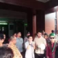 Keterangan foto : Kepala Kejaksaaan Negeri (Kajari) Kabupaten Tangerang, Ferry Herlius menanggapi positif puluhan massa dari Himpunan Mahasiswa Islam (HMI) Kabupaten Tangerang yang melakukan aksi di Kantornya, Jumat (13/10/2023)