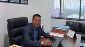 Keterangan foto : Advokat Zentoni yang merupakan Advokat spesialis dalam menyelesaikan kasus-kasus apartemen mangkrak telah resmi membuka Posko Pengaduan Konsumen Apartemen Green Cleosa Ciledug, Rabu (18/10/2023)