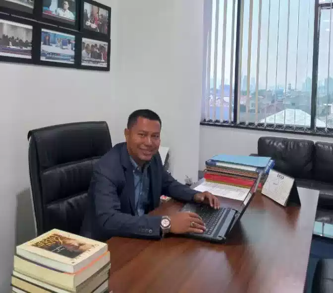 Keterangan foto : Advokat Zentoni yang merupakan Advokat spesialis dalam menyelesaikan kasus-kasus apartemen mangkrak telah resmi membuka Posko Pengaduan Konsumen Apartemen Green Cleosa Ciledug, Rabu (18/10/2023)