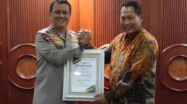 Keterangan foto : Kapolda Banten Irjen Pol Prof. Dr. Rudy Heriyanto Adi Nugroho didampingi Dirreskrimsus, Dirreskrimum dan Dirresnarkoba Polda Banten menghadiri acara Penyerahan Penghargaan Dari Dirut Perum Bulog Komjen Pol (Purn) Budi Waseso, Rabu (18/10/2023)