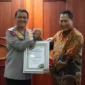 Keterangan foto : Kapolda Banten Irjen Pol Prof. Dr. Rudy Heriyanto Adi Nugroho didampingi Dirreskrimsus, Dirreskrimum dan Dirresnarkoba Polda Banten menghadiri acara Penyerahan Penghargaan Dari Dirut Perum Bulog Komjen Pol (Purn) Budi Waseso, Rabu (18/10/2023)