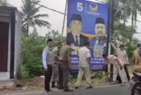 Keterangan Foto: Trantibum Kecamatan Pakuhaji bersama Panwaslu Kecamatan Menertibkan Alat Peraga Kampanye di sepanjang jalan protokol Pakuhaji.