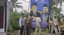 Keterangan Foto: Trantibum Kecamatan Pakuhaji bersama Panwaslu Kecamatan Menertibkan Alat Peraga Kampanye di sepanjang jalan protokol Pakuhaji.