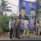 Keterangan Foto: Trantibum Kecamatan Pakuhaji bersama Panwaslu Kecamatan Menertibkan Alat Peraga Kampanye di sepanjang jalan protokol Pakuhaji.