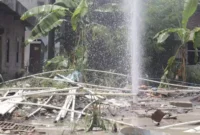 Keterangan Foto: Semburan gas terjadi dari sebuah sumur bor milik warga di Sukaraja, Kabupaten Bogor. (dok. BPBD Kabupaten Bogor)