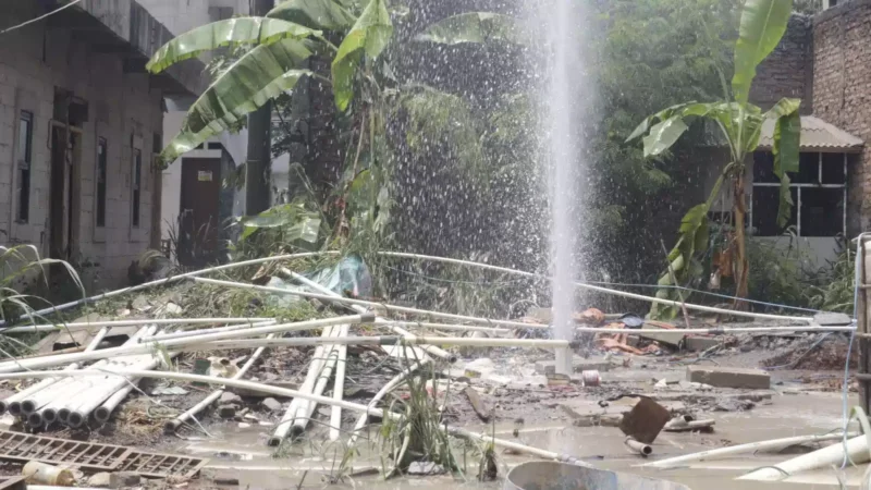 Keterangan Foto: Semburan gas terjadi dari sebuah sumur bor milik warga di Sukaraja, Kabupaten Bogor. (dok. BPBD Kabupaten Bogor)
