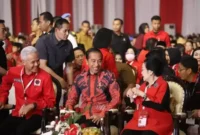 Keterangan Foto : Ganjar Pranowo Sebelah kiri Presiden Joko Widodo tengah dan Megawati Soekarno putri di Gedung DPP PDI Jakarta, (Rabu, 18/10/2023)