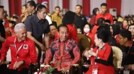Keterangan Foto : Ganjar Pranowo Sebelah kiri Presiden Joko Widodo tengah dan Megawati Soekarno putri di Gedung DPP PDI Jakarta, (Rabu, 18/10/2023) 