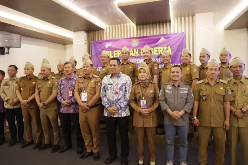 20 kepala desa (kades) dibekali wawasan kepemimpinan dan pemerintahan melalui Latihan Dasar Kepemimpinan (LDK) di Ruang Rapat Gemilang Dinas Pemberdayaan Perempuan dan Perlindungan Anak (DPPPA) Kabupaten Tangerang, Kamis (23/11/23).