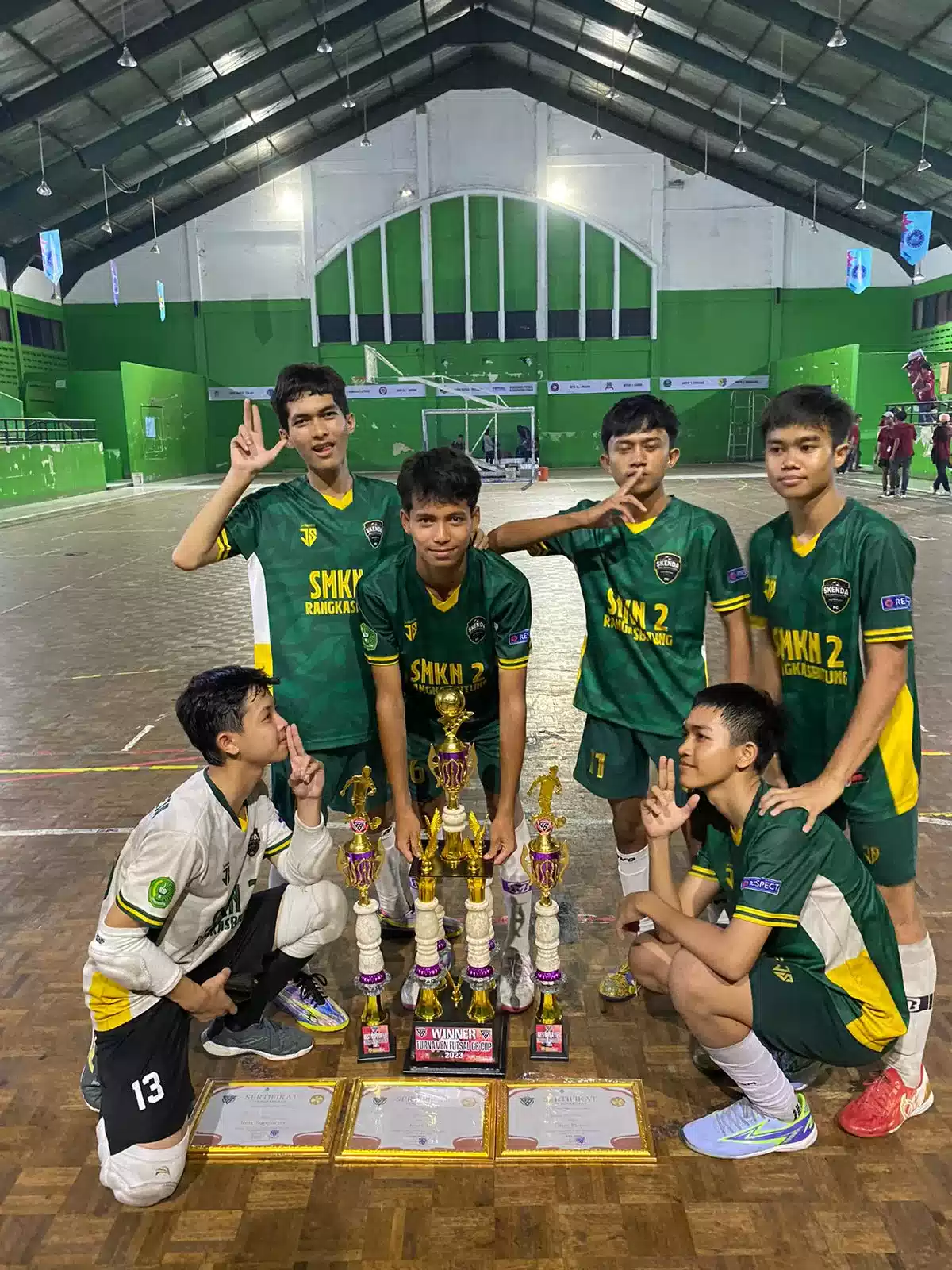 Kepsek SMKN 2 Puji Team Putsal SMKN 2 Rangkasbitung Borong Juara Turnamen Futsal GB Cup Tahun 2023 I Teras Media