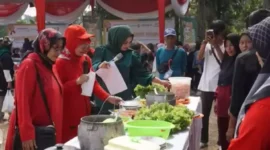 Keterangan foto : Camel Petir, sosok yang dikenal luas karena kepeduliannya terhadap isu-isu sosial, baru-baru ini dinobatkan oleh netizen sebagai Duta Sembako, Sabtu (4/11/2023)