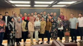 Keterangan foto : Puluhan dari Alumni Fakultas Hukum Universitas Sumatra Utara (USU) Jakarta Raya mengadakan acara silaturahmi lintas angkatan, Jumat (3/11/2023)