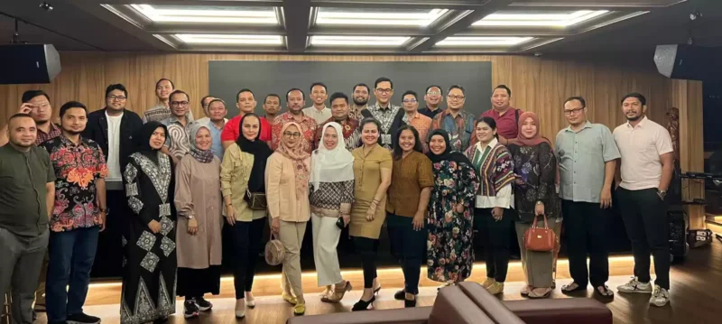 Keterangan foto : Puluhan dari Alumni Fakultas Hukum Universitas Sumatra Utara (USU) Jakarta Raya mengadakan acara silaturahmi lintas angkatan, Jumat (3/11/2023)