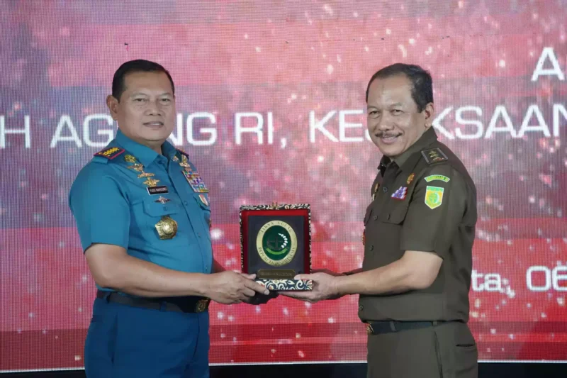 Keterangan foto : Jaksa Agung Muda Pembinaan (JAM-Pembinaan) Dr. Bambang Sugeng Rukmono tandatanganani Nota Kesepahaman (MoU) antara Kejaksaan RI, Mahkamah Agung dan Tentara Nasional Indonesia (TNI) tentang Administrasi Berkas Perkara Berbasis Sistem Elektronik dalam Penyelesaian Perkara Pidana dan Perkara Koneksitas di Lingkungan Peradilan Militer, Senin (6/11/2023)