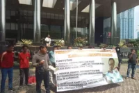Keterangan foto : Sekelompok pemuda mendatangi Kantor Komisi Pemberantasan Korupsi (KPK) di Jalan Mega Persada Kunigan, Jakarta Selatan, pada Senin (6/11)