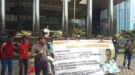 Keterangan foto : Sekelompok pemuda mendatangi Kantor Komisi Pemberantasan Korupsi (KPK) di Jalan Mega Persada Kunigan, Jakarta Selatan, pada Senin (6/11)