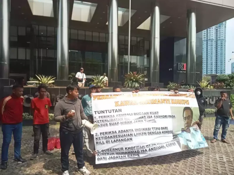 Keterangan foto : Sekelompok pemuda mendatangi Kantor Komisi Pemberantasan Korupsi (KPK) di Jalan Mega Persada Kunigan, Jakarta Selatan, pada Senin (6/11)
