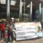Keterangan foto : Sekelompok pemuda mendatangi Kantor Komisi Pemberantasan Korupsi (KPK) di Jalan Mega Persada Kunigan, Jakarta Selatan, pada Senin (6/11)