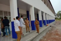 Keterangan Poto : Tinjauan Kabid pada bangunan di SMPN 4 sepatan