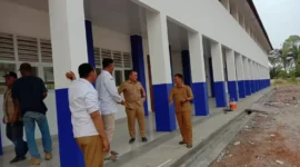Keterangan Poto : Tinjauan Kabid pada bangunan di SMPN 4 sepatan