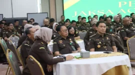 Keterangan foto : Jaksa Agung Muda Intelijen (JAM-Intelijen) Dr. Reda Manthovani memberikan pengarahan kepada pejabat Eselon II, III dan IV beserta jajaran di lingkungan Jaksa Agung Muda Bidang Intelijen (JAM INTEL) terkait penyelenggaraan Intelijen Yustisial, Senin (6/11).