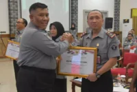 Keterangan foto : Kepala Kantor Wilayah Kemenkumham Jabar R. Andika Dwi Prasetya Serahkan Penghargaan P2HAM Pada Bapas Subang, (Selasa, 7/11/2023)