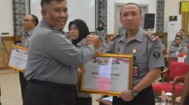 Keterangan foto : Kepala Kantor Wilayah Kemenkumham Jabar R. Andika Dwi Prasetya Serahkan Penghargaan P2HAM Pada Bapas Subang, (Selasa, 7/11/2023) 