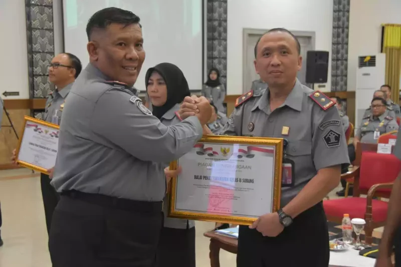 Keterangan foto : Kepala Kantor Wilayah Kemenkumham Jabar R. Andika Dwi Prasetya Serahkan Penghargaan P2HAM Pada Bapas Subang, (Selasa, 7/11/2023) 