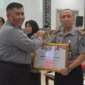 Keterangan foto : Kepala Kantor Wilayah Kemenkumham Jabar R. Andika Dwi Prasetya Serahkan Penghargaan P2HAM Pada Bapas Subang, (Selasa, 7/11/2023) 