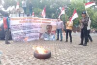 Keterangan foto : Aliansi pemuda yang tergabung dalam Kawal Jatim anti Korupsi kembali mendatangi gedung Komisi Pemberantasan Korupsi (KPK) di Jalan Mega Persada Kunigan, Jakarta Selatan, pada Jumat (10/11)