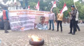 Keterangan foto : Aliansi pemuda yang tergabung dalam Kawal Jatim anti Korupsi kembali mendatangi gedung Komisi Pemberantasan Korupsi (KPK) di Jalan Mega Persada Kunigan, Jakarta Selatan, pada Jumat (10/11)