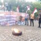 Keterangan foto : Aliansi pemuda yang tergabung dalam Kawal Jatim anti Korupsi kembali mendatangi gedung Komisi Pemberantasan Korupsi (KPK) di Jalan Mega Persada Kunigan, Jakarta Selatan, pada Jumat (10/11)