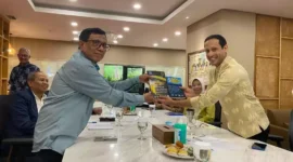 Nadiem Anwar Makarim (Mendikbudristek), menyetujui perjanjian program Sekolah Jurnalistik Indonesia (SJI)