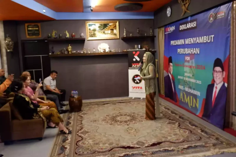 Keterangan foto : Ketua ProAmin, Hj Camellia Panduwinata Lubis, SE, M.I.Kom, terlihat mengenakan pakaian adat dari salah satu daerah di Indonesia saat deklarasi, Minggu (12/11/2023)