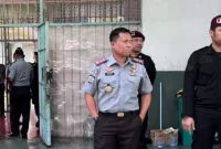 Keterangan foto : Kepala Lapas Narkotika Kelas IIA Gunung Sindur, Dedy Cahyadi didampingi Pejabat Struktural meninjau Langsung Fasilitas Pelayanan Publik Berbasis HAM di Blok Hunian dari Kamar Khusus Lansia, Senin (13/11/2023)