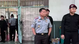 Keterangan foto : Kepala Lapas Narkotika Kelas IIA Gunung Sindur, Dedy Cahyadi didampingi Pejabat Struktural meninjau Langsung Fasilitas Pelayanan Publik Berbasis HAM di Blok Hunian dari Kamar Khusus Lansia, Senin (13/11/2023)