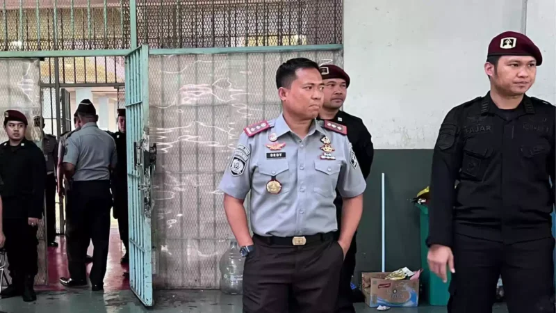Keterangan foto : Kepala Lapas Narkotika Kelas IIA Gunung Sindur, Dedy Cahyadi didampingi Pejabat Struktural meninjau Langsung Fasilitas Pelayanan Publik Berbasis HAM di Blok Hunian dari Kamar Khusus Lansia, Senin (13/11/2023)